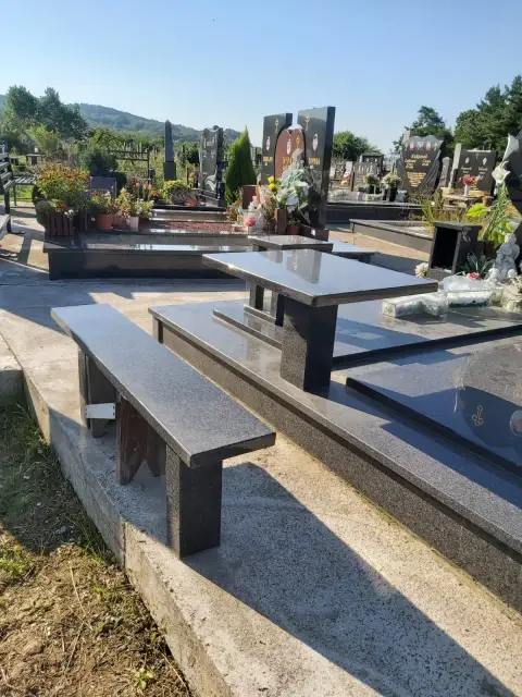Kamena klupa za groblje