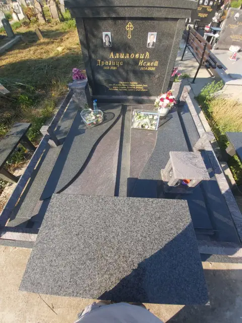 Oblaganje grobnice kamenim pločama