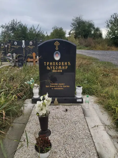 Granitni spomenik sa gravurom za jednu osobu