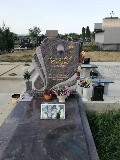Spomenik od granita sa uklesanim slovima