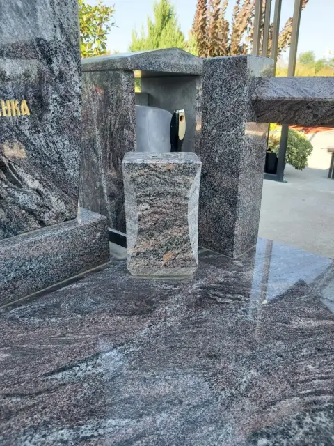 Mermerna vaza za grobno mesto