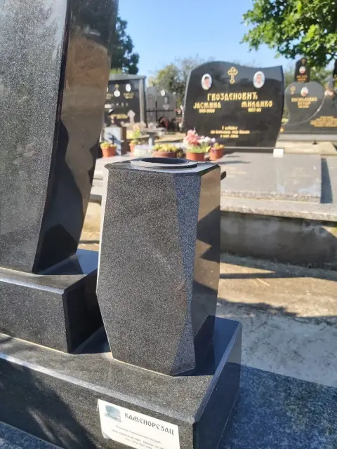 Par vaza uz spomenik