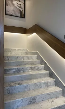 Mermerno stepenište sa LED osvetljenjem